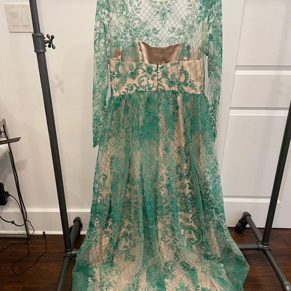 Monique Lhuillier embroidered gown - Picture 3 of 4
